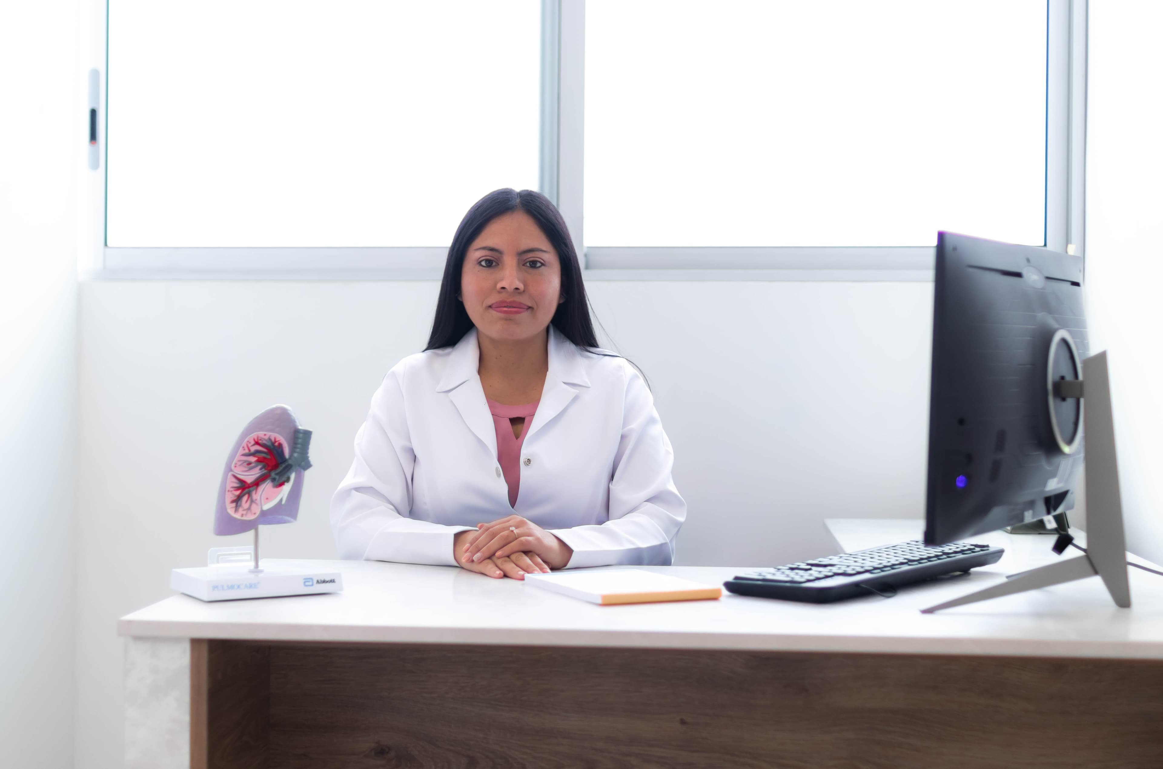 Dra. Lizbeth Zulema Rojas en su consultorio de neumología